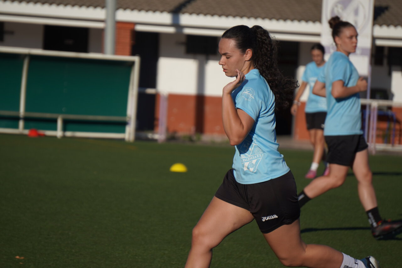 Jugadora del Palencia Fútbol Femenino entrenando en el campo