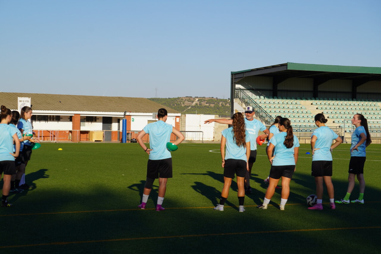 Jugadoras del Palencia Fútbol Femenino en entrenamiento con un entrenador