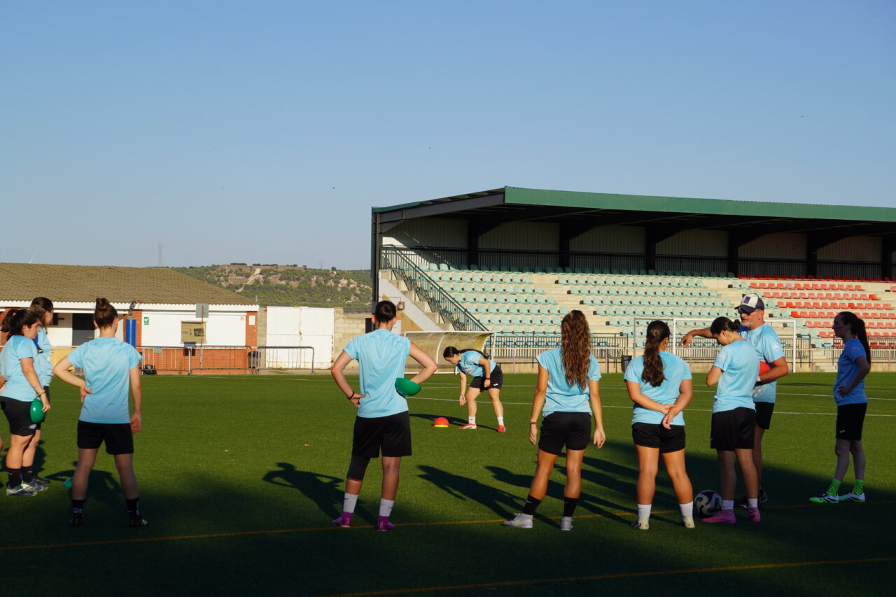 Jugadoras del Palencia Fútbol Femenino en entrenamiento en el campo