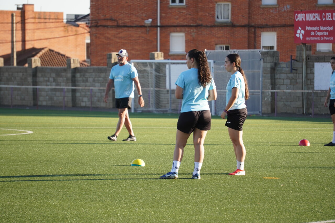 Entrenamiento del Palencia Fútbol Femenino en el campo municipal.