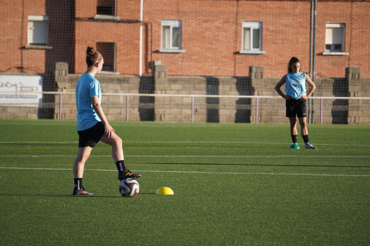 Jugadoras del Palencia Fútbol Femenino entrenando en el campo