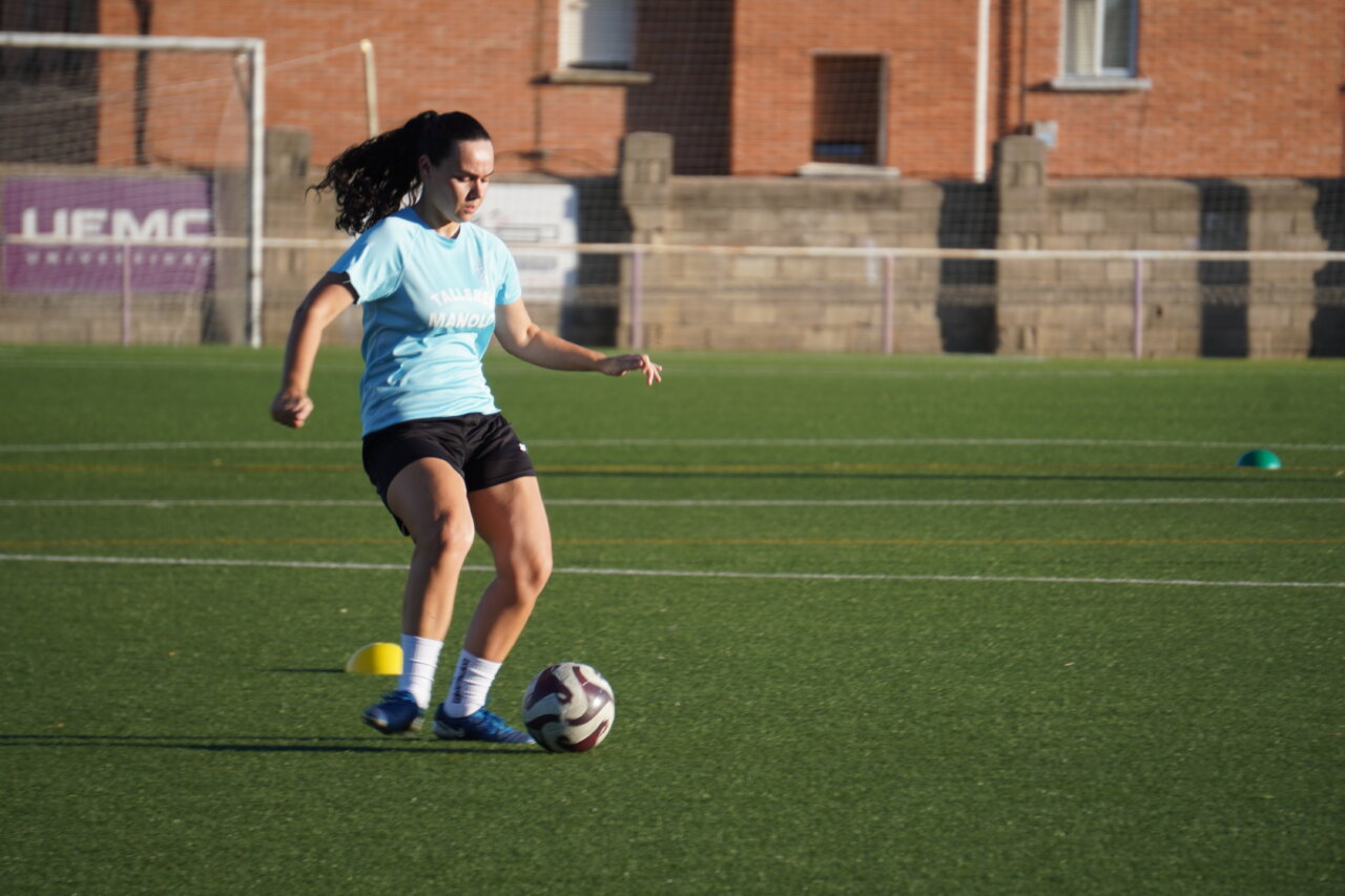 Jugadora del Palencia Fútbol Femenino entrenando en el campo.