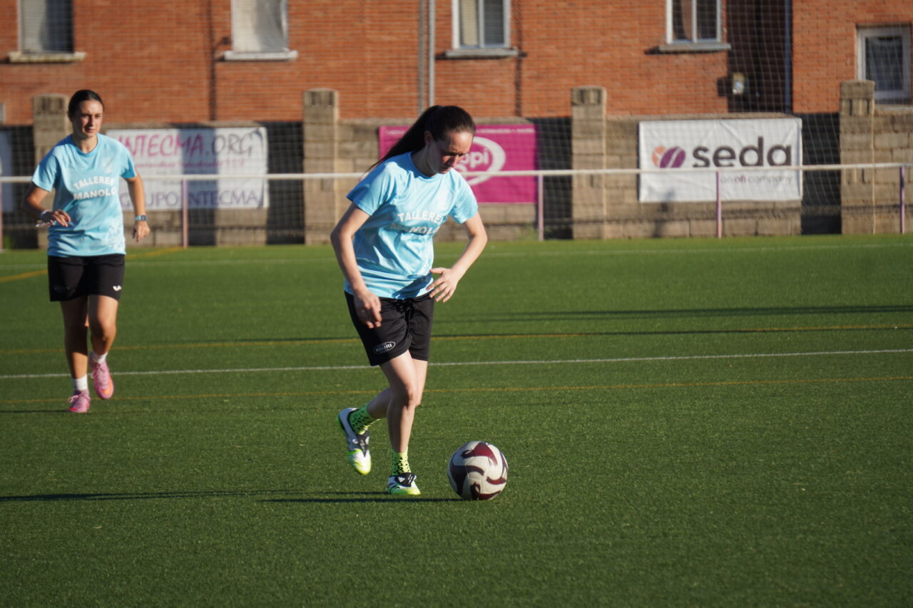 Jugadoras del Palencia Fútbol Femenino entrenando en el campo