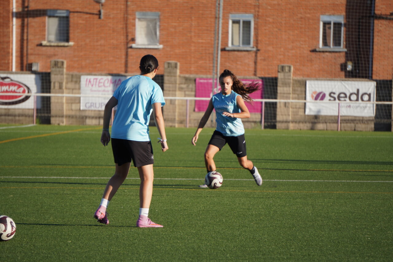Jugadoras del Palencia Fútbol Femenino entrenando en el campo