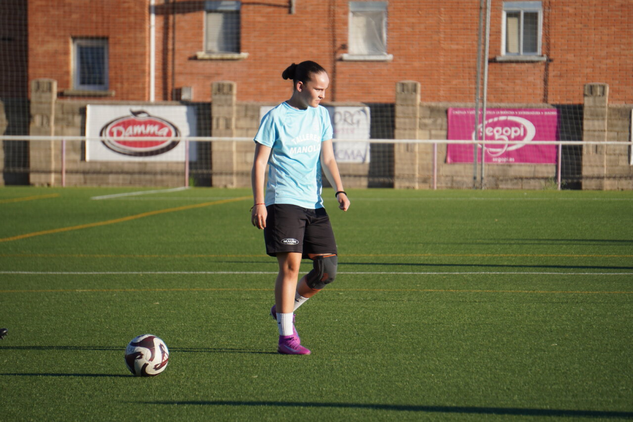 Jugadora del Palencia Fútbol Femenino entrenando en el campo de fútbol