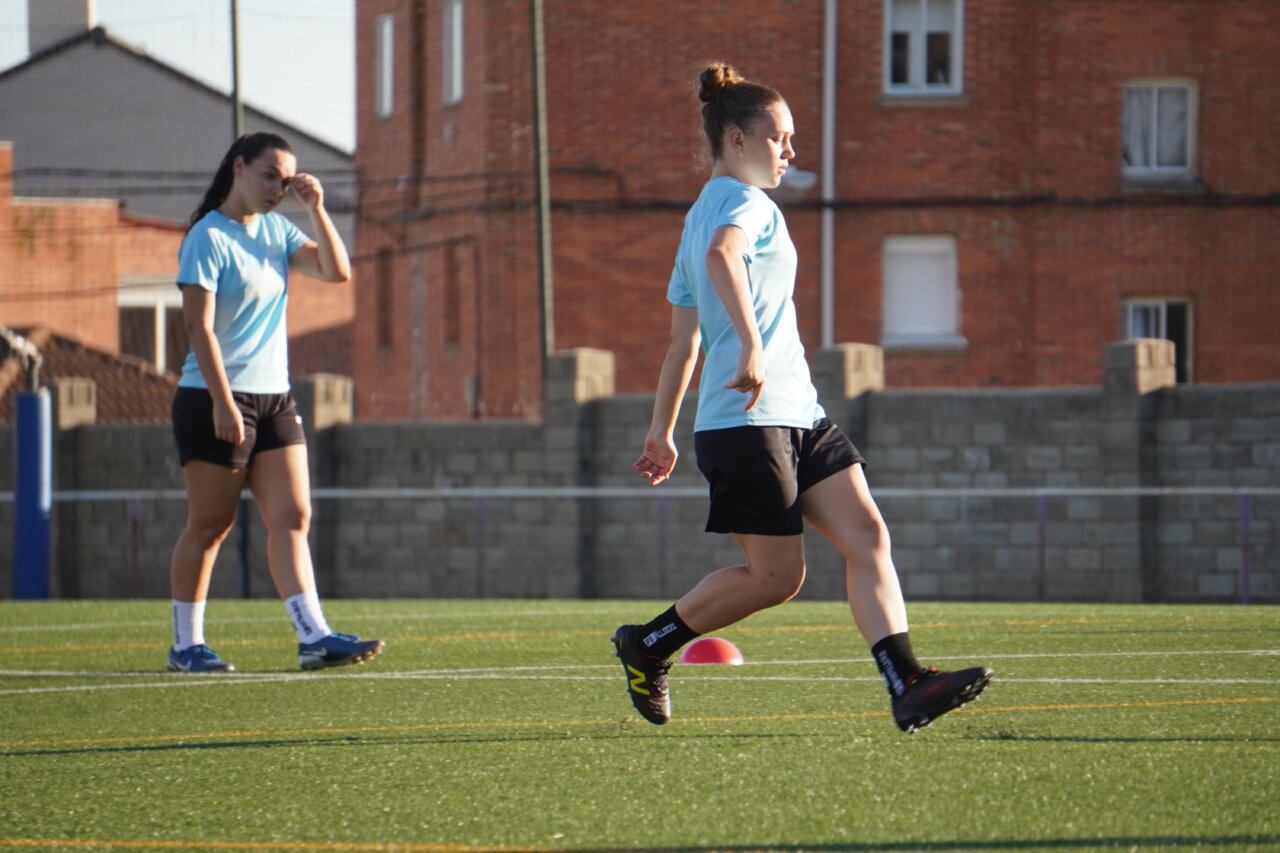 Jugadoras del Palencia Fútbol Femenino entrenando en el campo