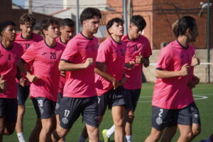 Jugadores del Palencia Cristo Atlético entrenando en el campo de fútbol