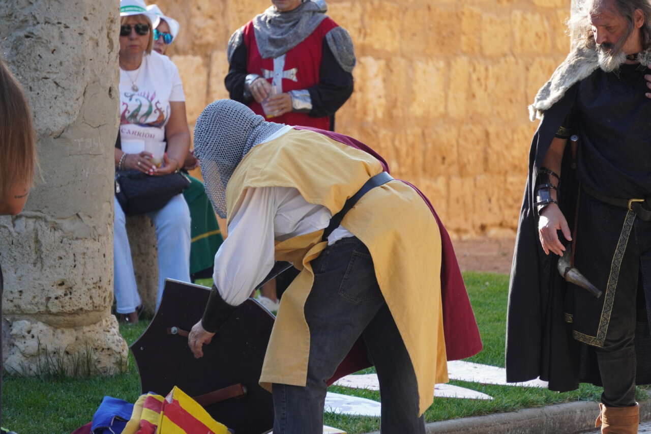 Participantes en la batalla Nabal en Monzón de Campos con vestimenta medieval