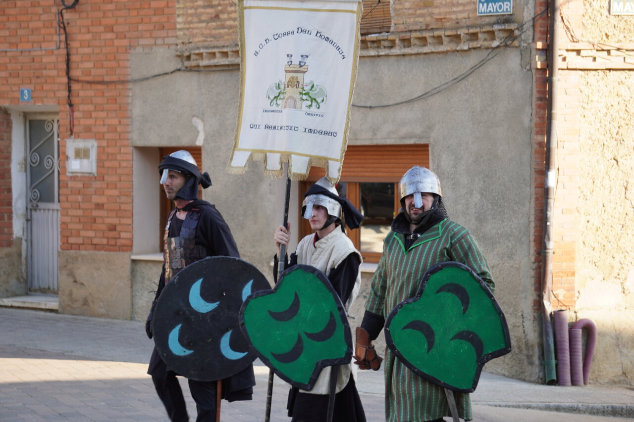 Participantes en la Batalla Nabal de Monzón de Campos con escudos y estandarte