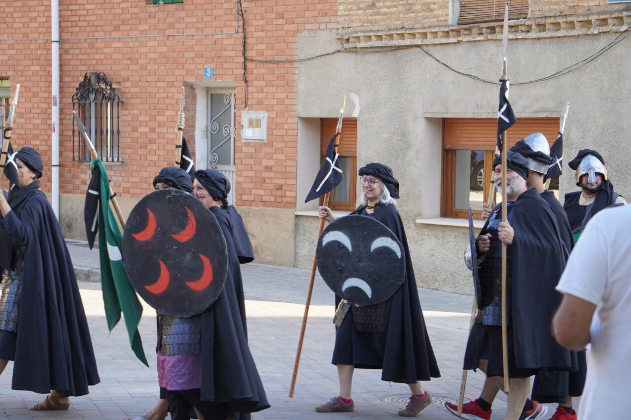 Participantes en la Batalla Nabal de Monzón de Campos con escudos y banderas
