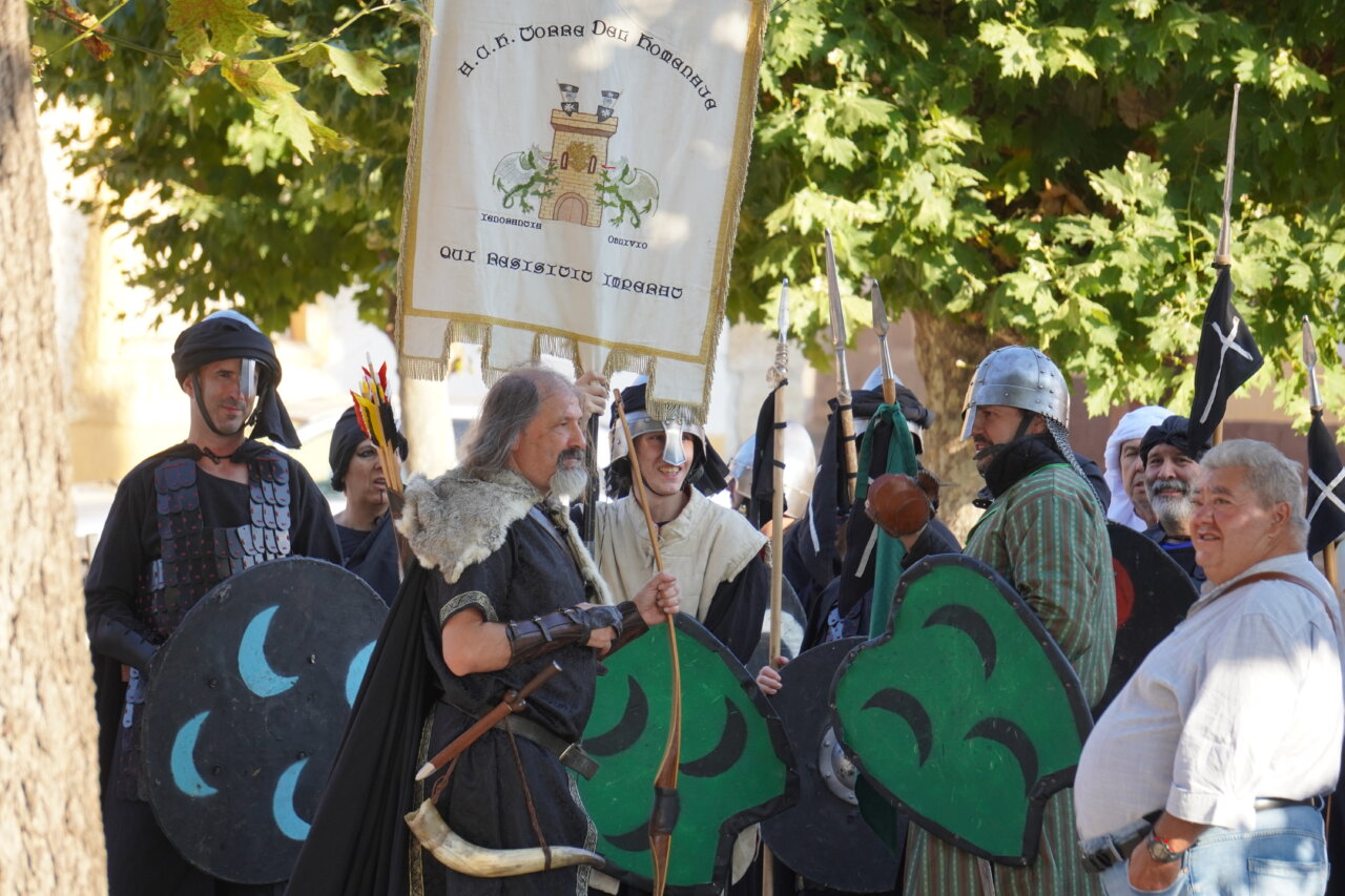 Participantes en la Batalla Nabal en Monzón de Campos con escudos y banderas