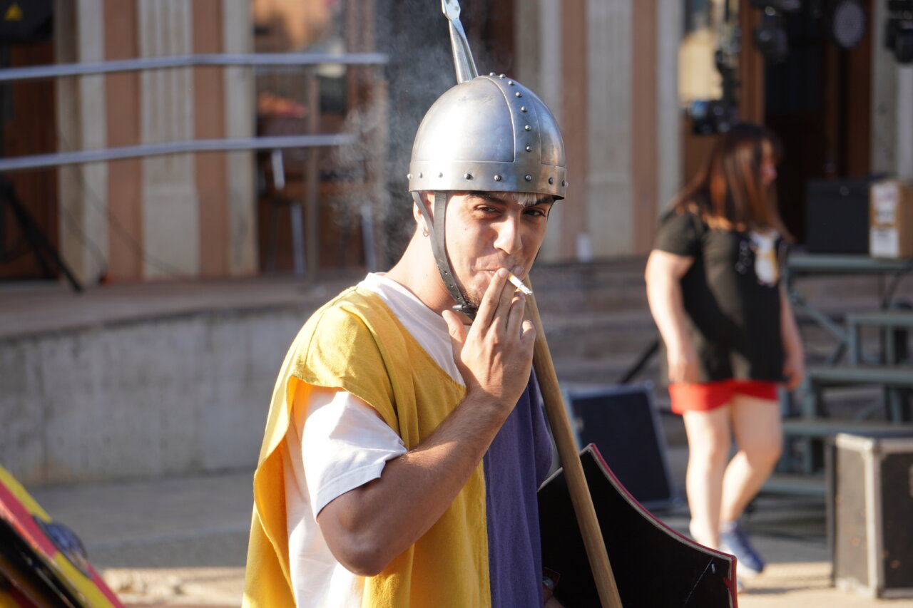 Participante en la Batalla Nabal con atuendo histórico y cigarrillo