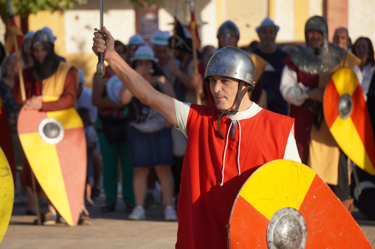 Participante en la batalla Nabal con espada y escudo en Monzón de Campos
