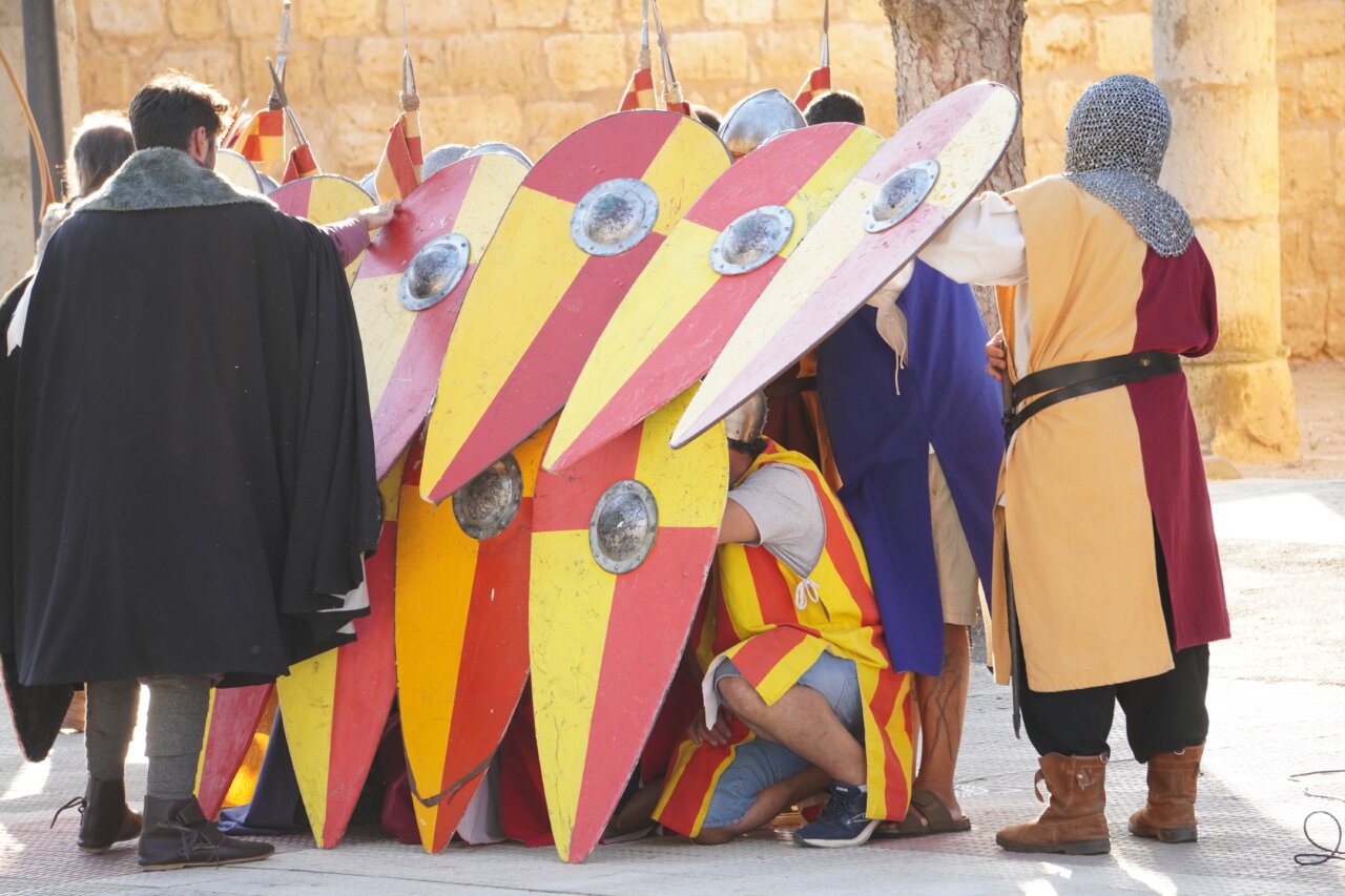 Participantes en la batalla Nabal con escudos y vestimenta medieval