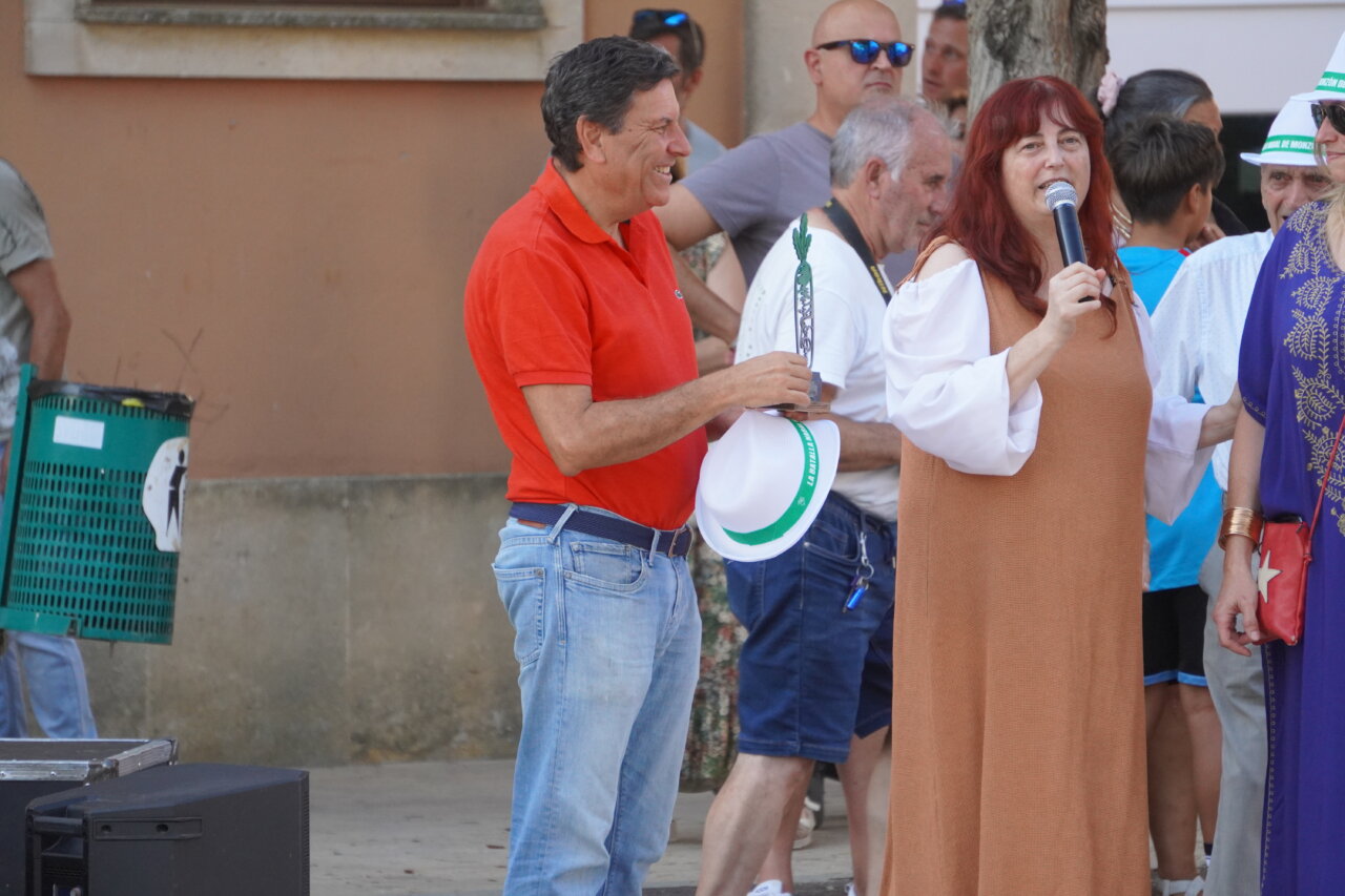 Participantes en la Batalla Nabal de Monzón de Campos con vestimenta tradicional.