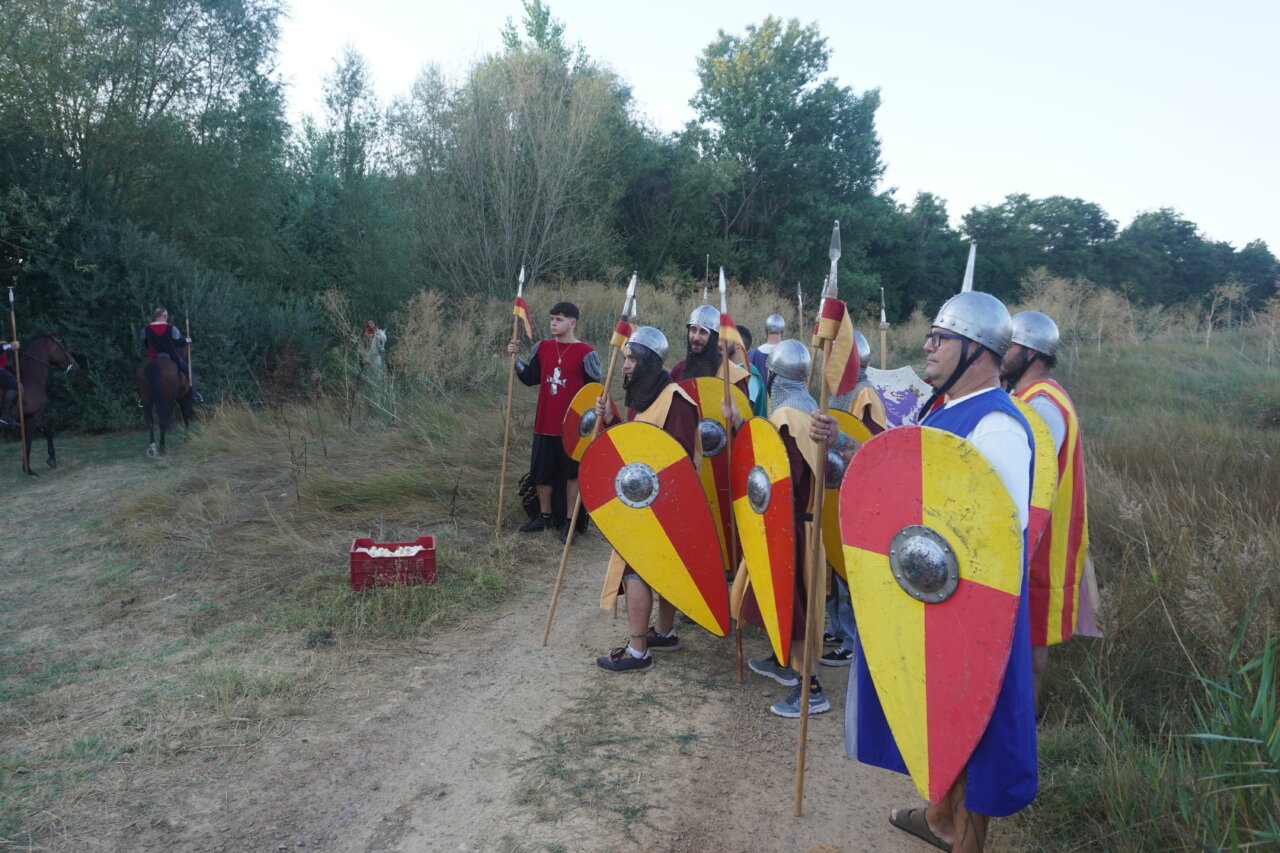 Participantes en la Batalla Nabal con escudos y lanzas en Monzón de Campos