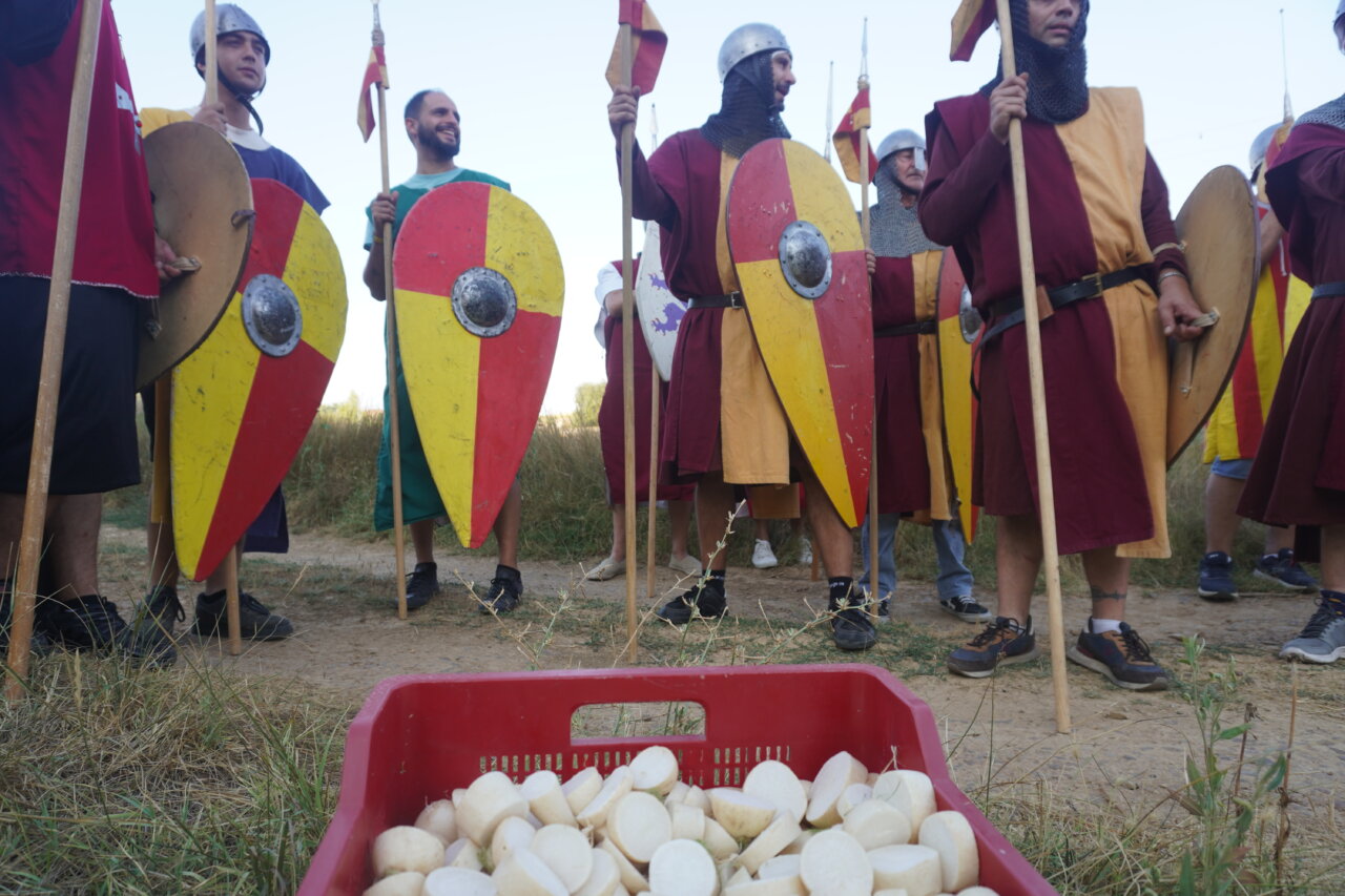 Participantes en la batalla Nabal con escudos y nabos en Monzón de Campos