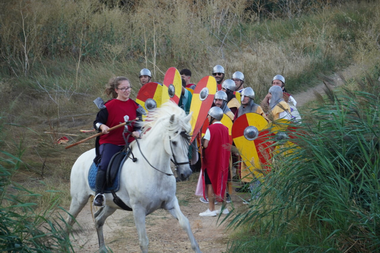 Participantes en la Batalla Nabal montando a caballo y con escudos