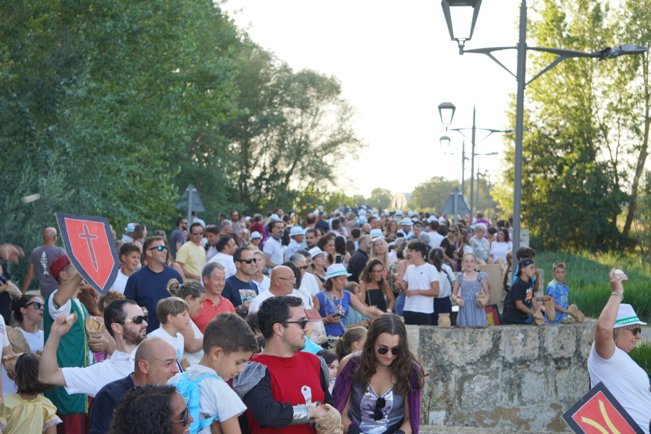 Multitud de personas participando en la batalla Nabal en Monzón de Campos