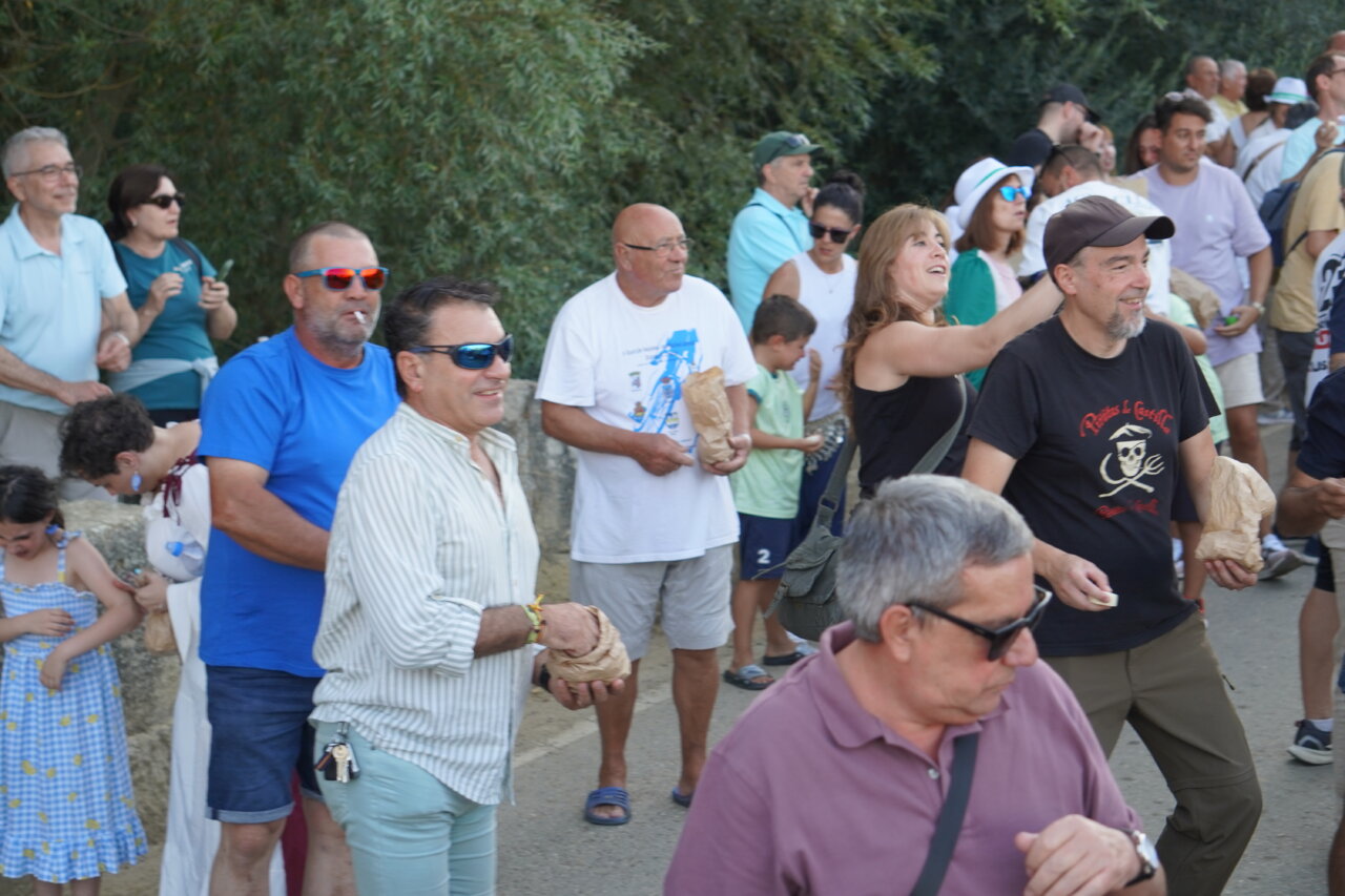 Participantes en la Batalla Nabal en Monzón de Campos lanzando nabos.