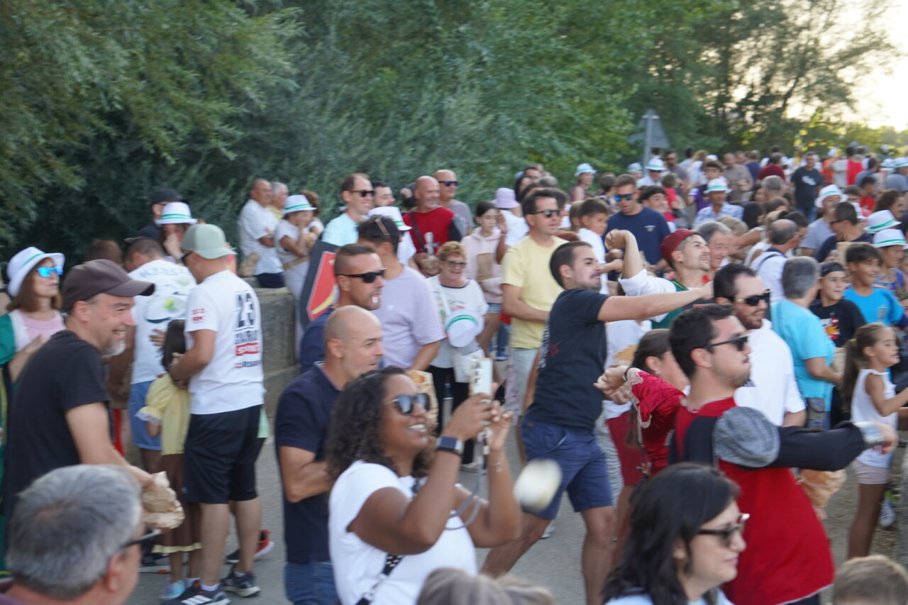 Participantes lanzando nabos en la batalla Nabal en Monzón de Campos