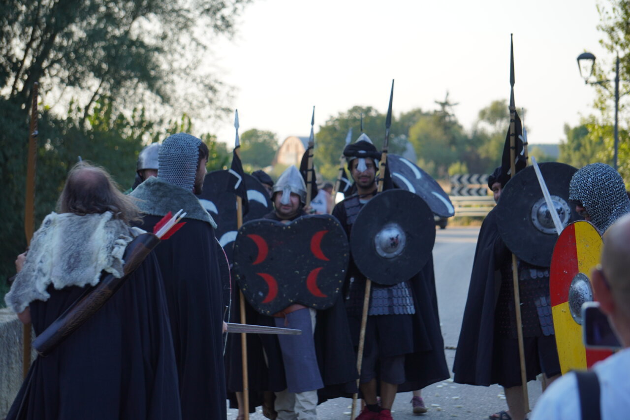 Participantes en la batalla Nabal en Monzón de Campos con armaduras y escudos