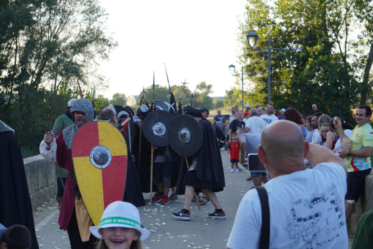 Participantes en la batalla Nabal en Monzón de Campos con escudos y espadas.