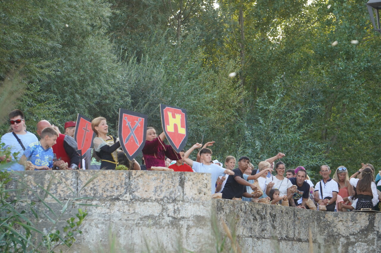 Participantes en la Batalla Nabal lanzando nabos en Monzón de Campos