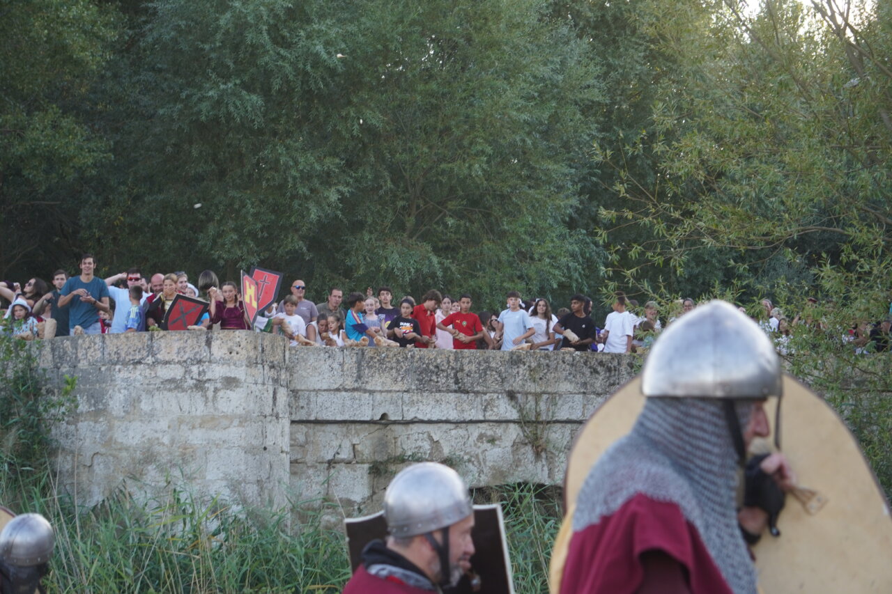 Participantes en la batalla Nabal en Monzón de Campos con escudos y vestimenta medieval.
