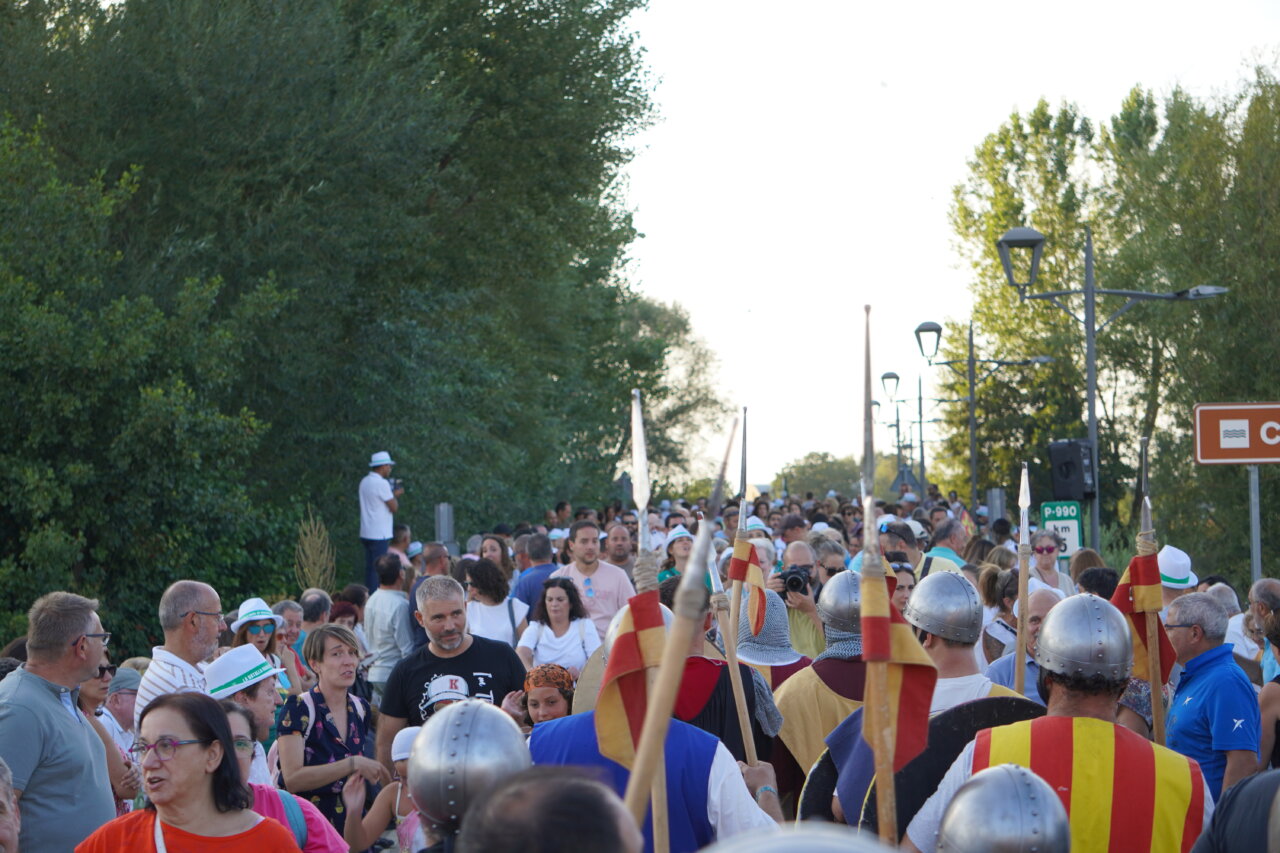 Participantes en la Batalla Nabal en Monzón de Campos con vestimenta histórica.