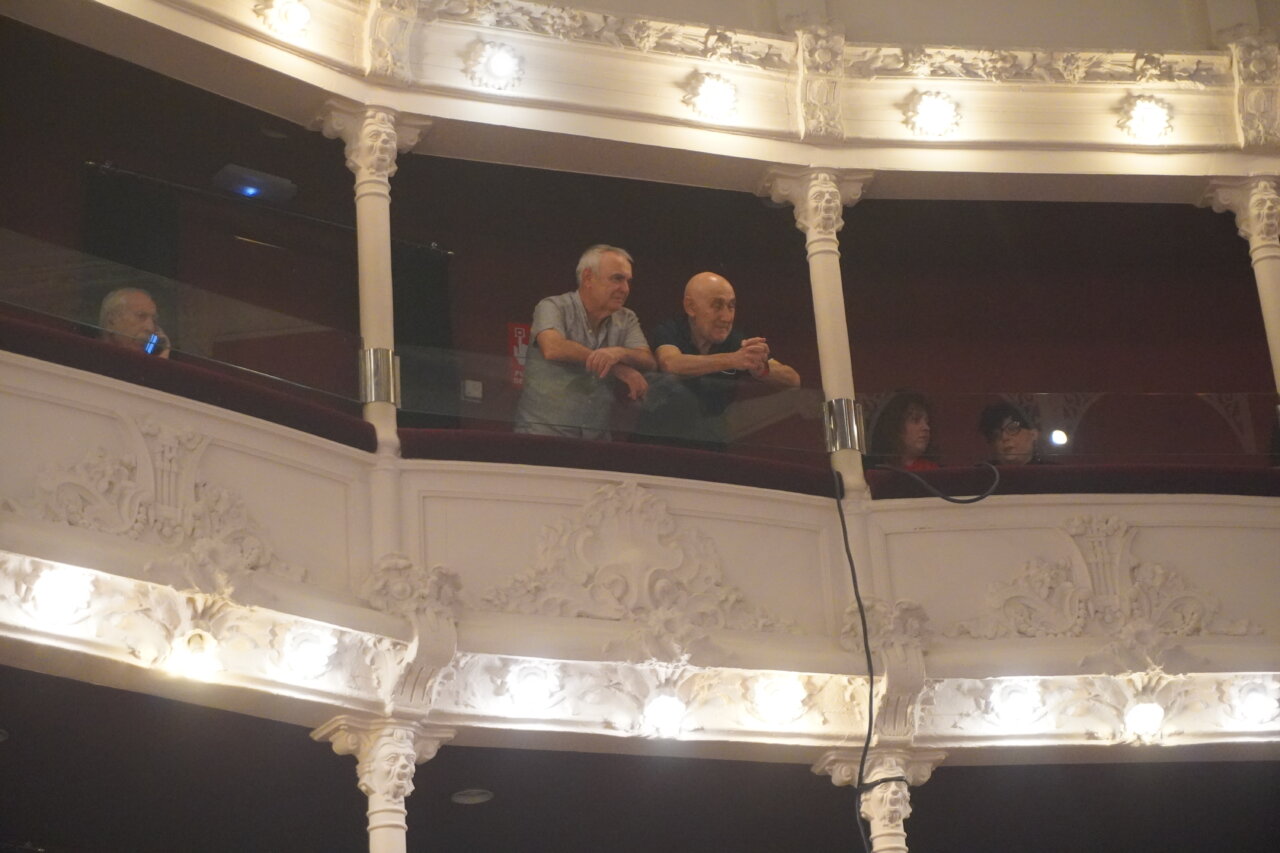 Asistentes observando el pregón literario en el Teatro Principal de Palencia