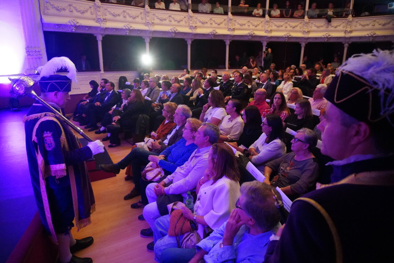Asistentes al pregón literario en el Teatro Principal de Palencia