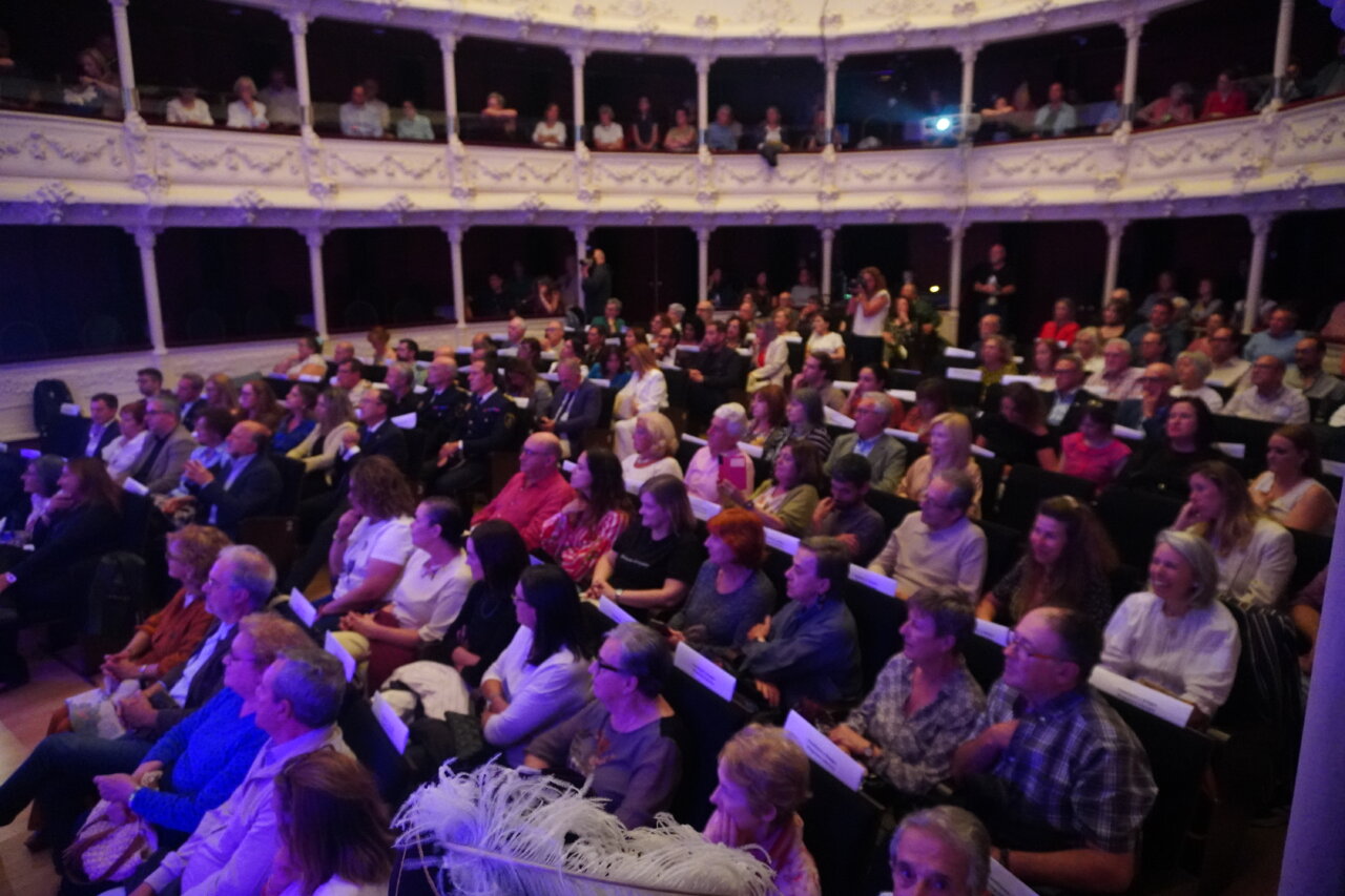 Asistentes en el pregón literario de San Antolín 2026 en el Teatro Principal de Palencia