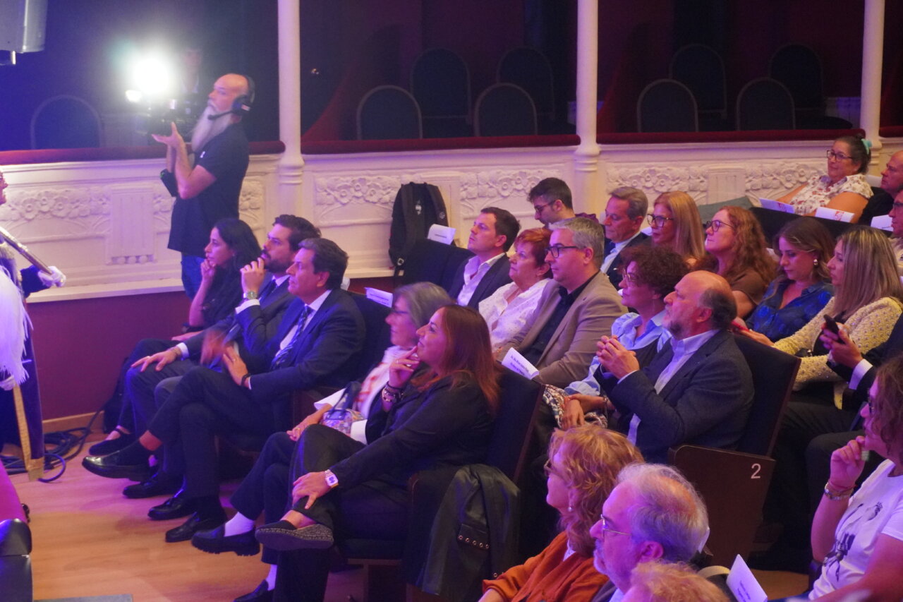Asistentes al pregón literario en el Teatro Principal de Palencia