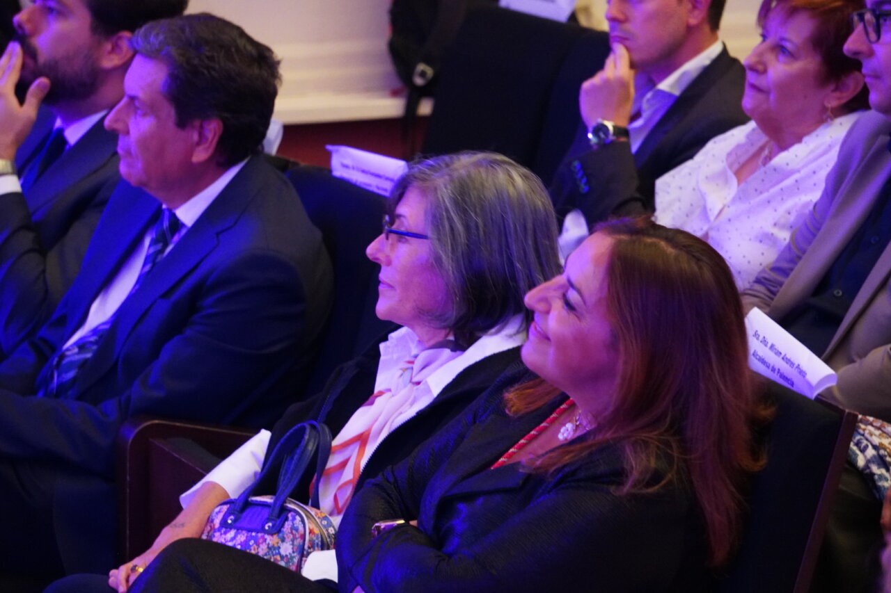 Asistentes sonrientes en el pregón literario de San Antolín 2026