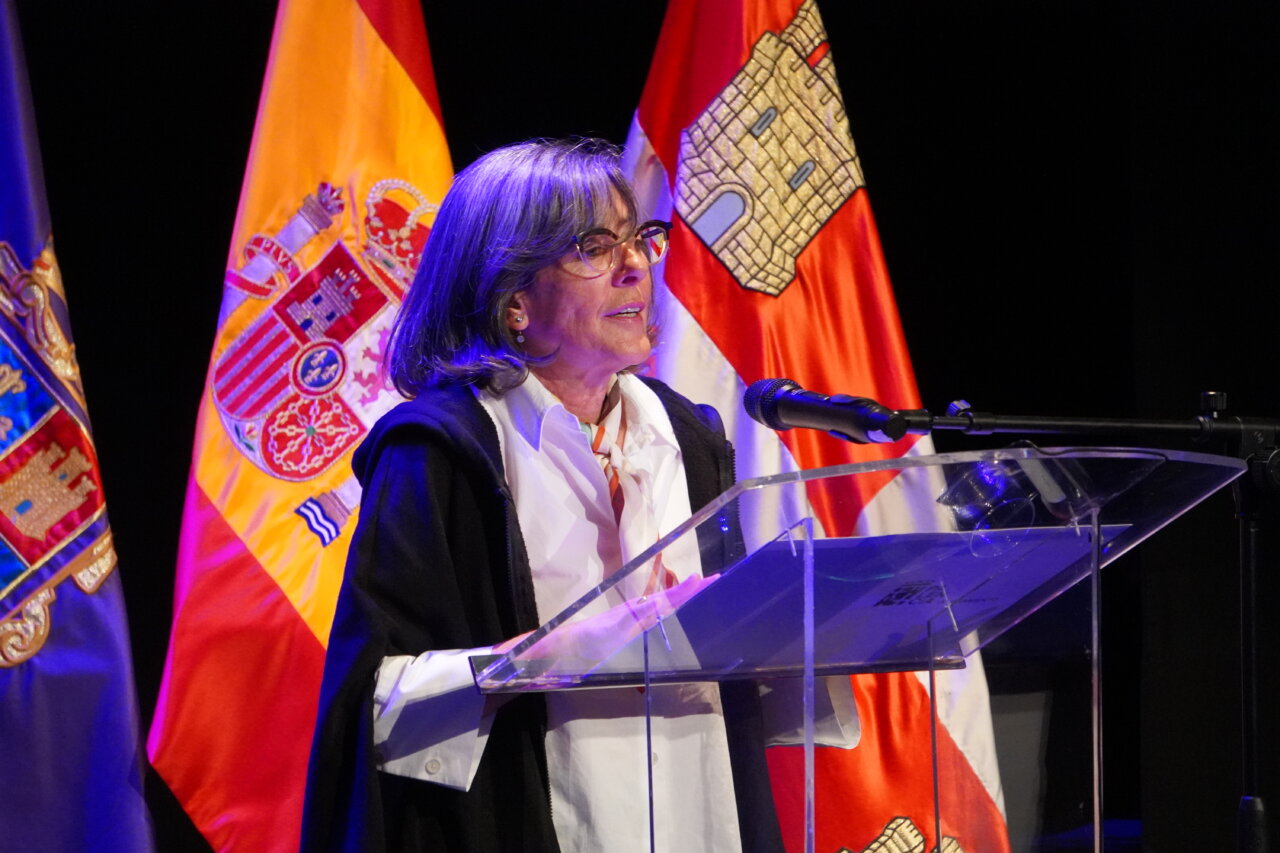 Una mujer dando un pregón literario en el Teatro Principal de Palencia.