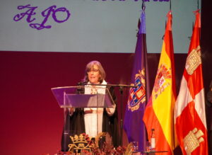La poetisa AJO durante el pregón literario en Palencia