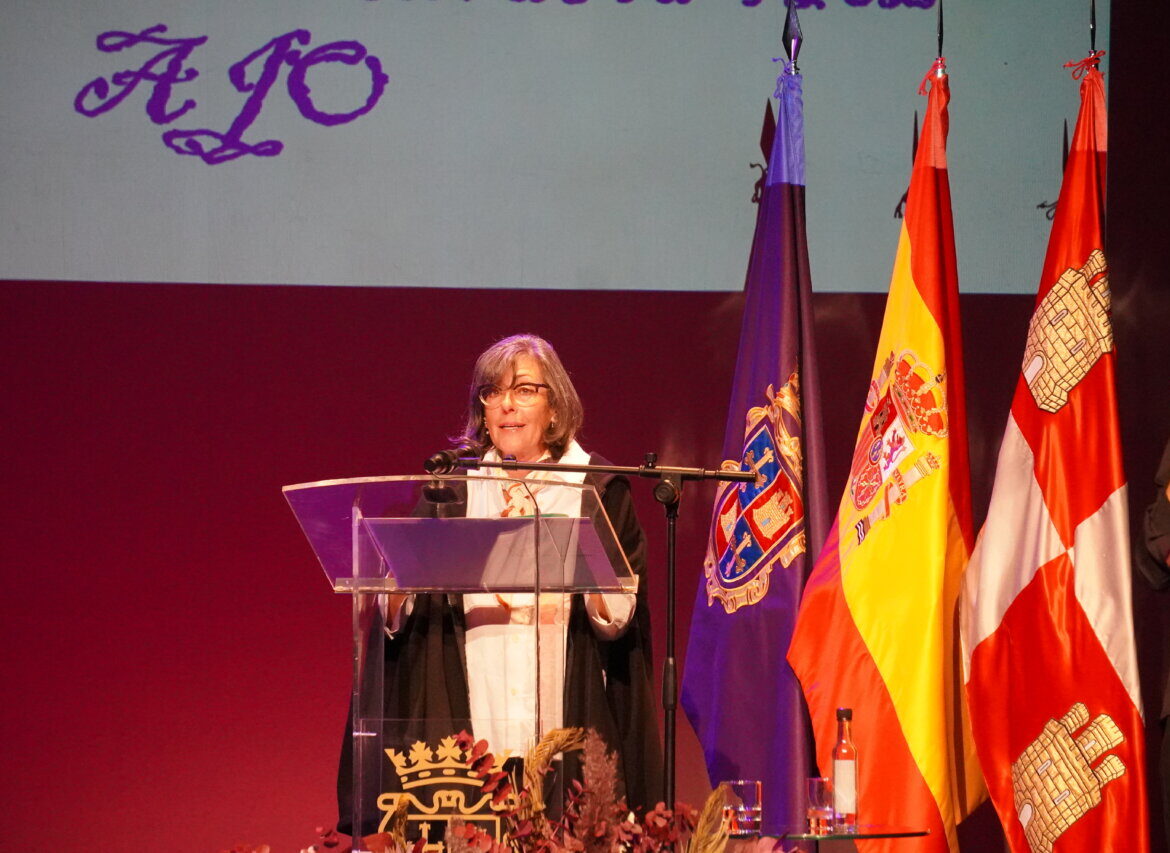La poetisa AJO durante el pregón literario en Palencia