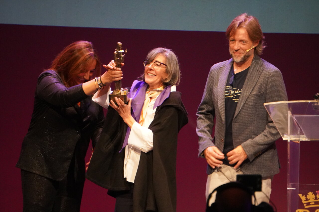 Entrega de un premio en el pregón literario de San Antolín 2026