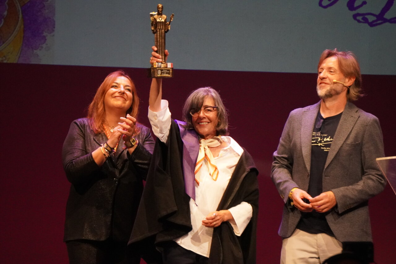 María José Martín AJO recibiendo un premio en el Teatro Principal de Palencia