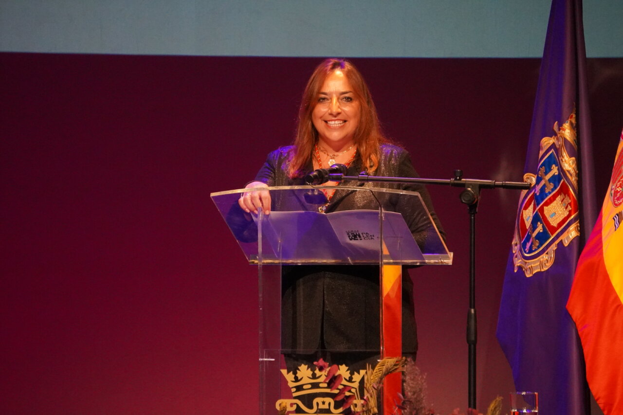 Mujer dando un pregón literario en el Teatro Principal de Palencia
