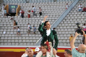Diego Urdiales a hombros tras una corrida en Palencia