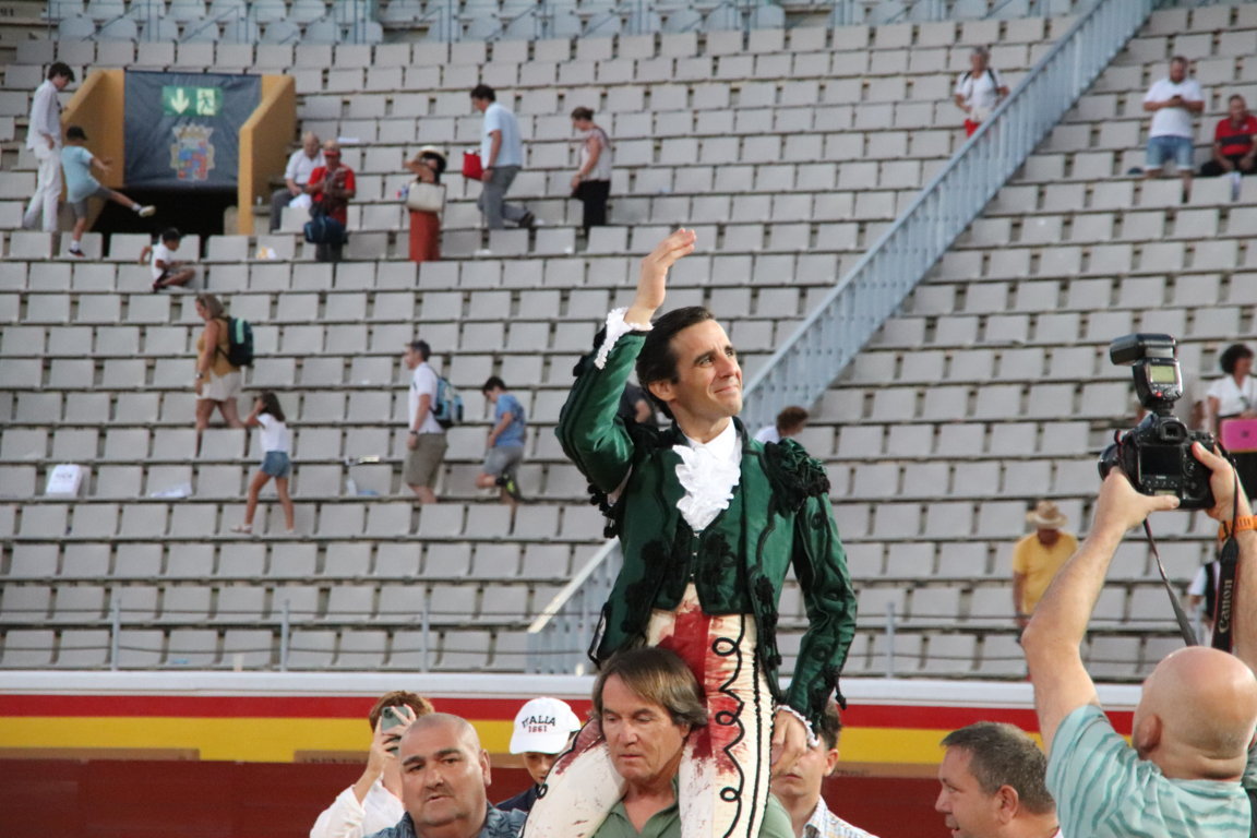 Diego Urdiales a hombros tras una corrida en Palencia