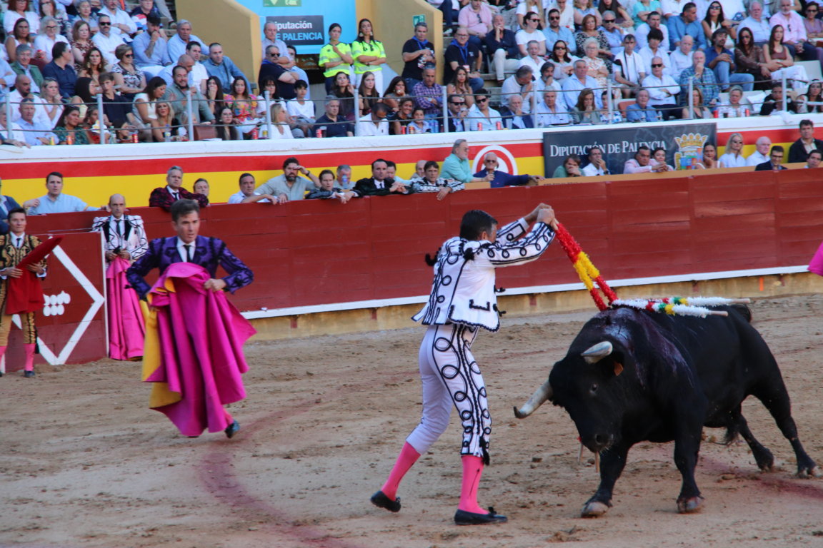 Diego Urdiales y Juan Ortega en una corrida goyesca en Palencia