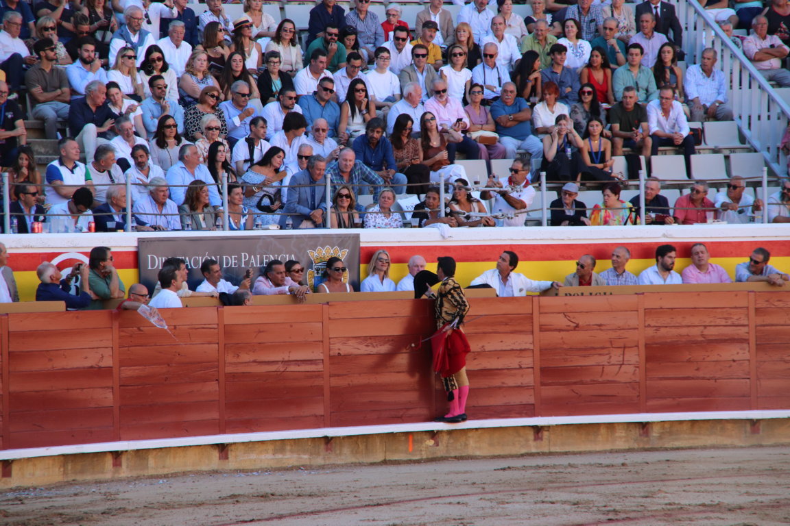 Imagen de la corrida goyesca en la plaza de toros de Palencia con espectadores.