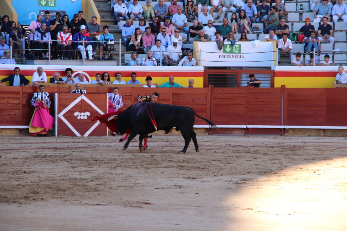 Diego Urdiales lidiando un toro en la corrida goyesca en Palencia
