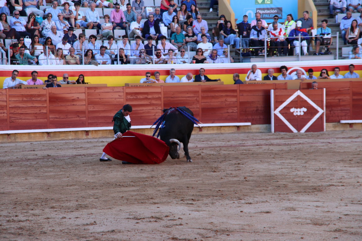 Diego Urdiales realizando una faena con el capote en la plaza de toros