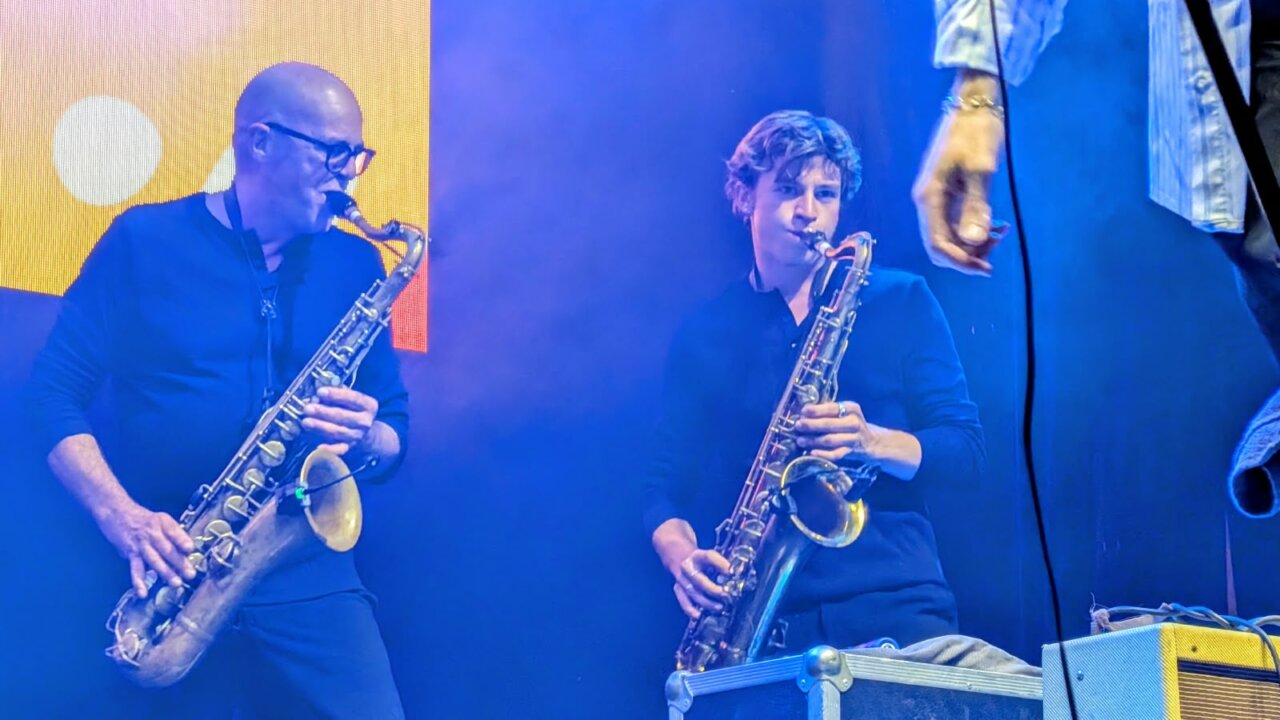 Músicos tocando saxofón en un concierto de Doctor Velvet