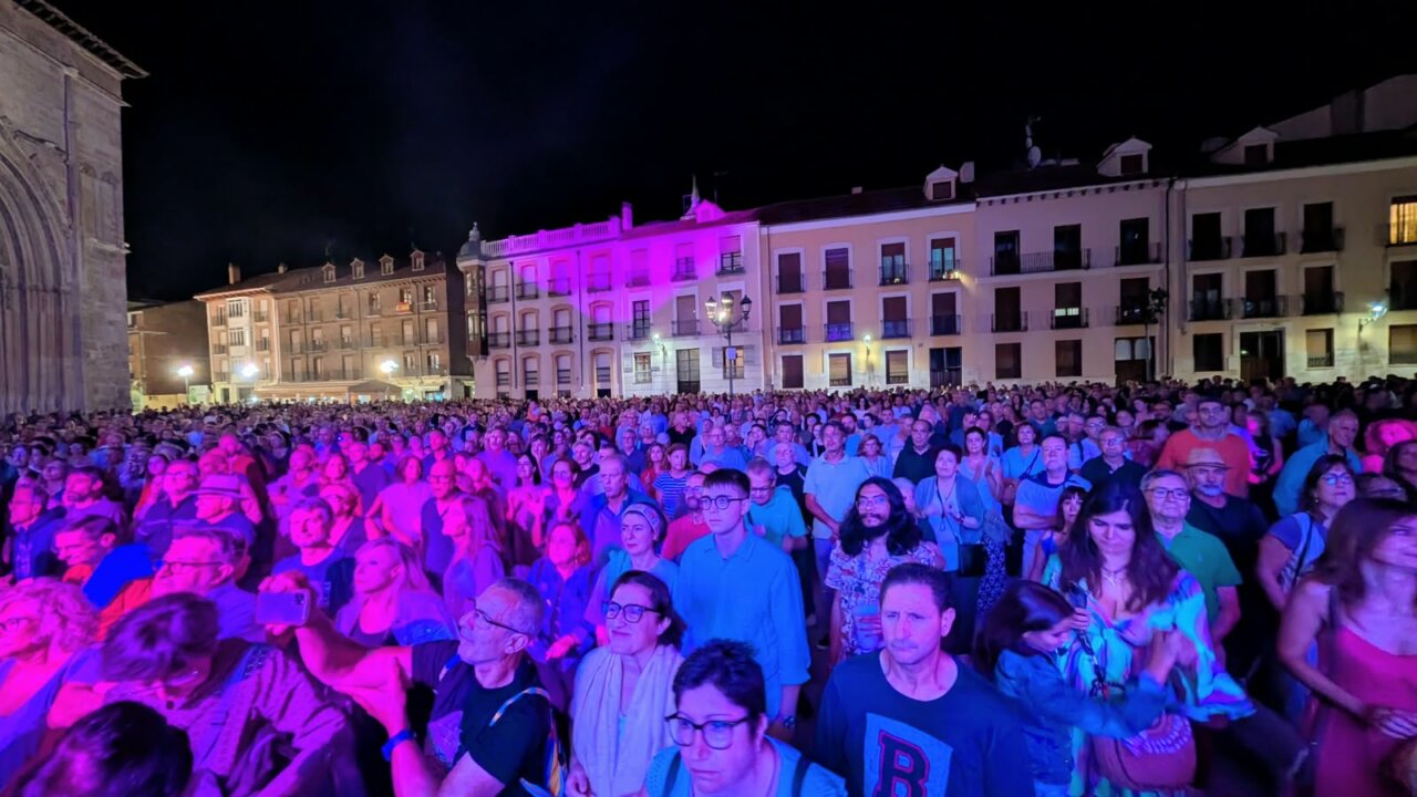 Multitud de personas disfrutando del concierto de Doctor Velvet en San Antolín