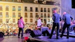 Actuación de Doctor Velvet en un concierto en Palencia.